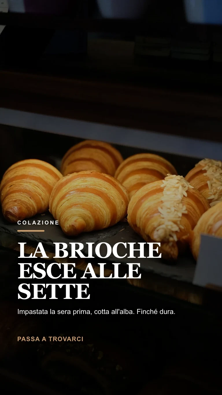 Storia verticale sulla colazione appena sfornata, con invito a passare in negozio