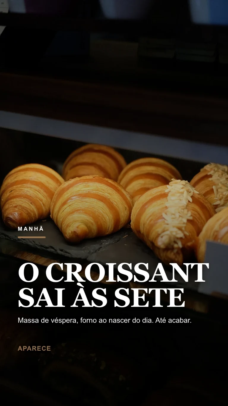 Story vertical sobre o pequeno-almoço acabado de sair do forno, com convite para passar na loja